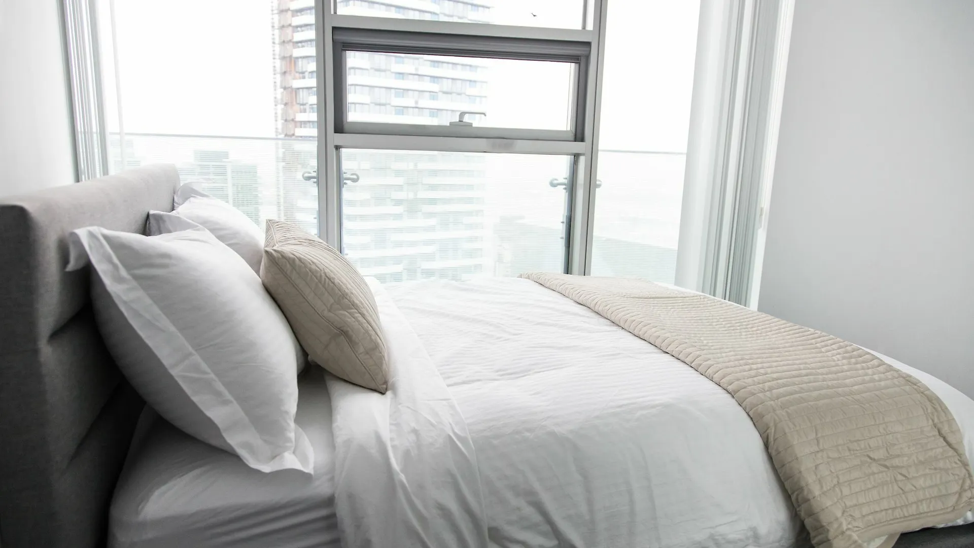شقة Applewood Suites - 3 Bdrm Luxury Lakeview تورونتو
