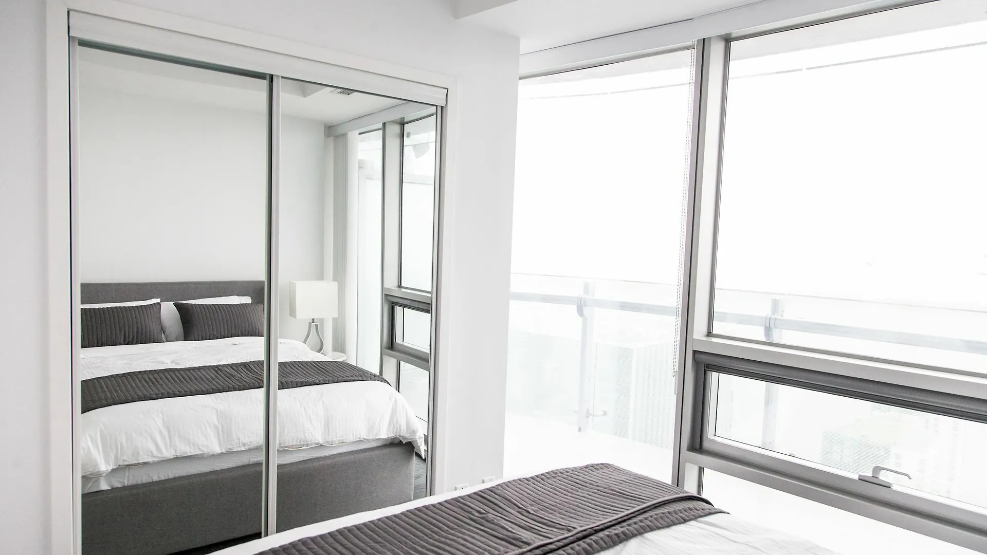 Applewood Suites - 3 Bdrm Luxury Lakeview تورونتو شقة