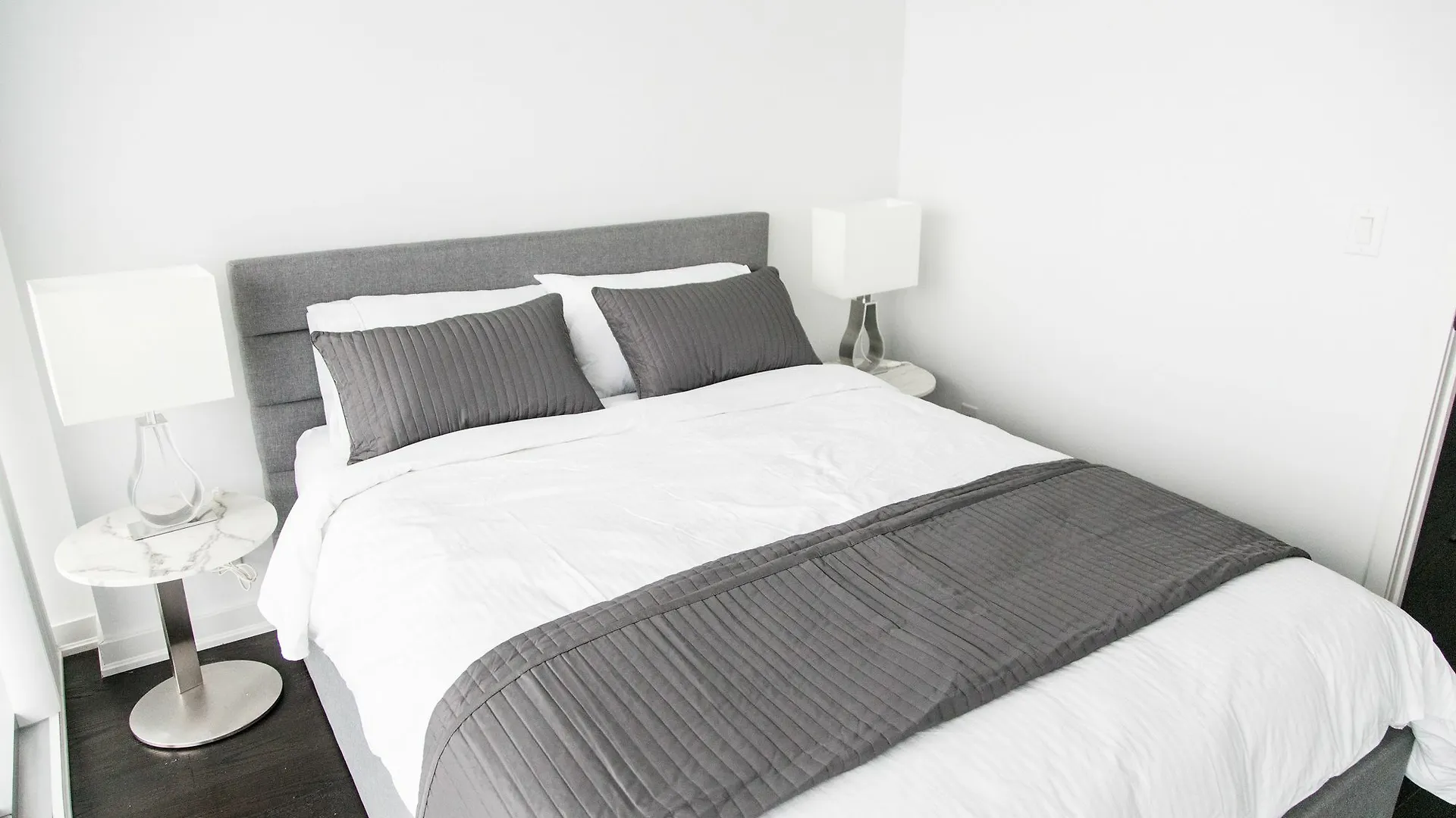 Apartment Applewood Suites - 3 Bdrm Luxury Lakeview Toronto